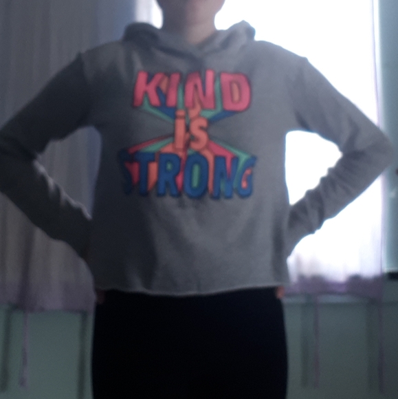 "Kind is strong" crop top - Picture 2 of 2